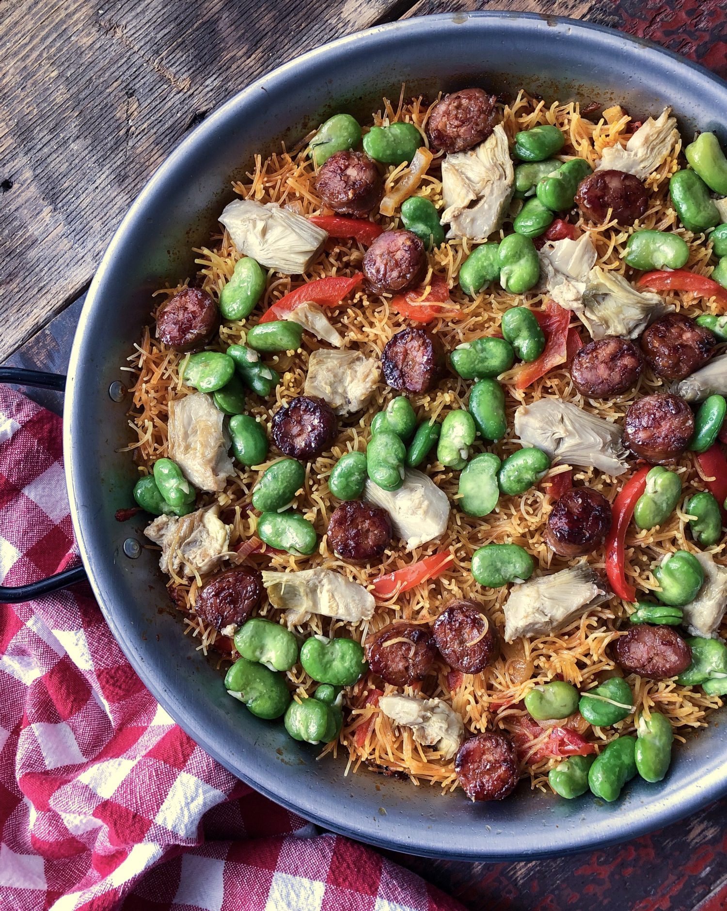 Paella fideua with chicken.Fideuá is a dish originally from Gandía that is  made in a similar way to paella, although based on noodles instead of rice  Stock Photo - Alamy